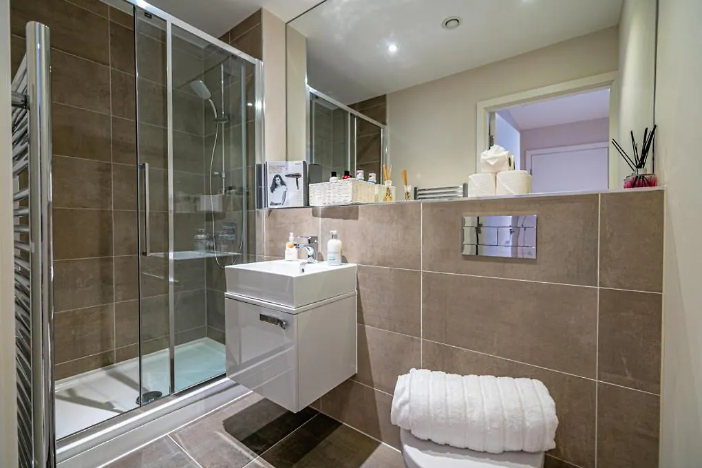 Heathrow Family Apartments Sunbury-on-Thames