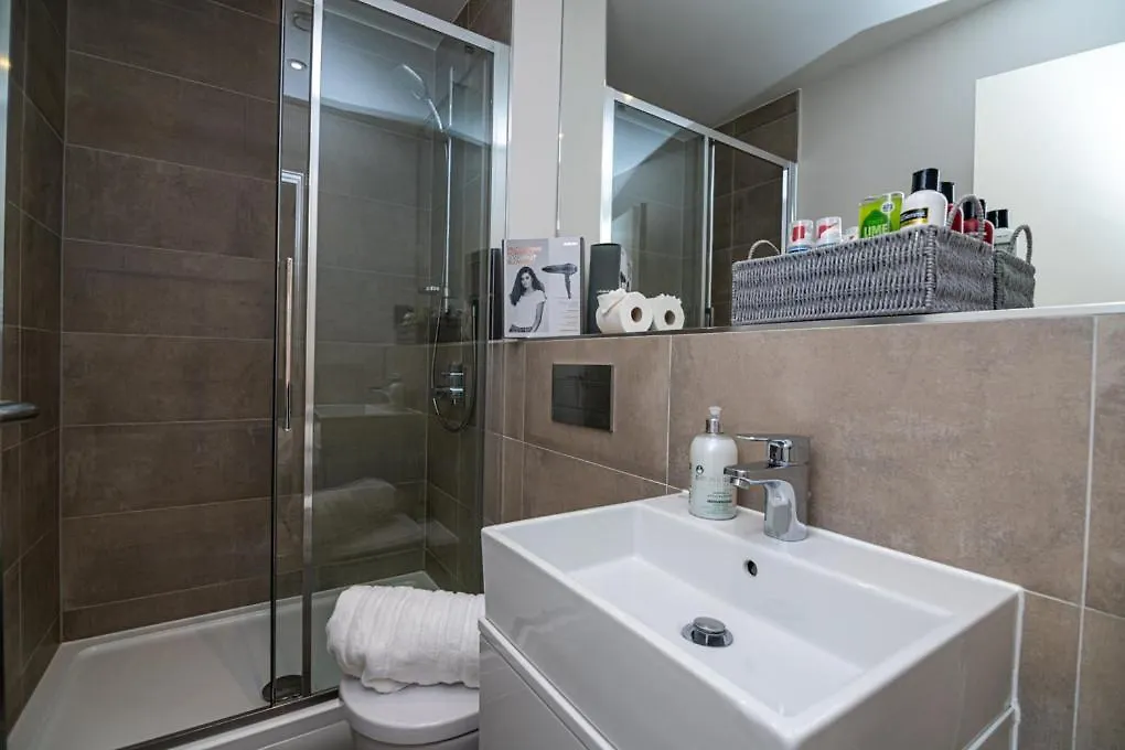 Heathrow Family Apartments Sunbury-on-Thames